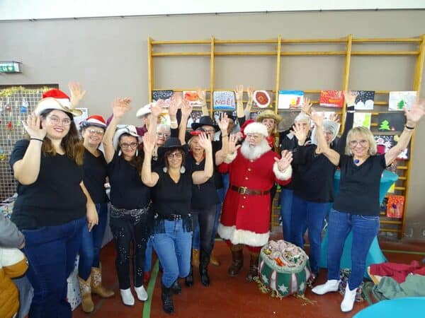 Une magnifique prestation de danse country a été exécutée par l'atelier de la VIrée des As, au marché de noël de Boulogne le 27 novembre (à g Maëva la coach de la section de danse country).