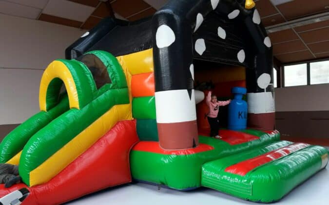 Les enfants se sont bien amusés dans le château gonflable installé par l'association des commerçants lors du marché de Noël à Boulogne (en photo la petite Amel).