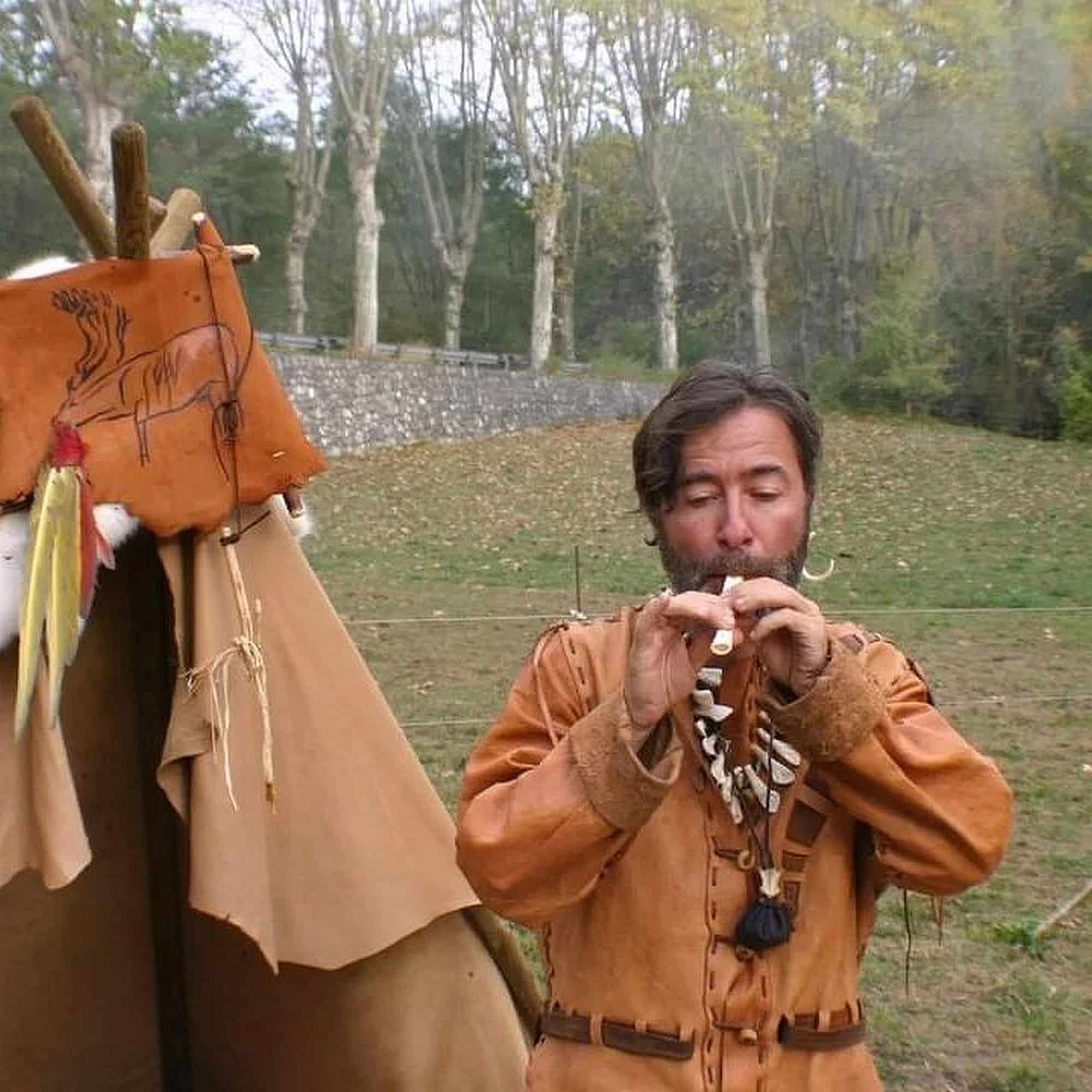Evocation magique de la musique paléolithique au son des flûtes de Maxence des Oiseaux, à Aurignac.