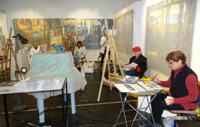 Après six ans d'apprentissage du dessin, les élèves de Ksenia Milicevic sont prêts à aborder la pratique de la peinture, au musée de Saint-Frajou.