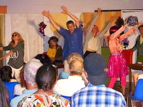 La P'tite Troupe de Monléon crée et interprète des pièces de théâtre avec enthousiasme et talent. Prochain spectacle à Monléon le 8 janvier (photo FB illustration).