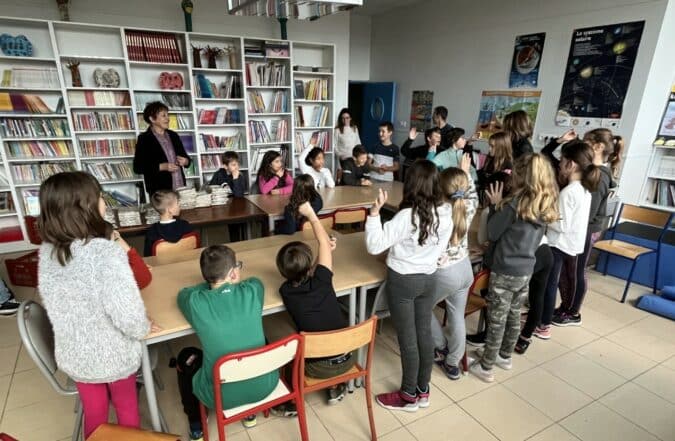 Maryse Vézat entourée des enfants