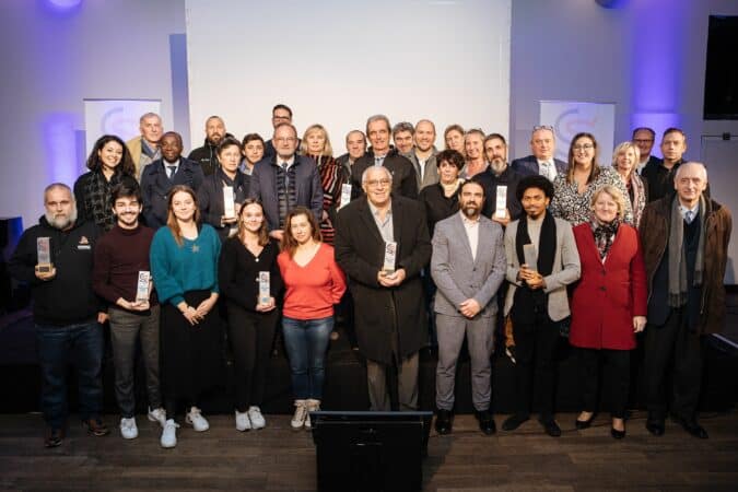 Lise Basset et Chloé Vatin, du Centre culture d'arts martiaux d'Aussonne (1er rang 4è et 5ème en partant de g), ont reçu le trophée Impulsion Sport pour leur action envers les femmes et le sport féminin. (photo A.N.S.)