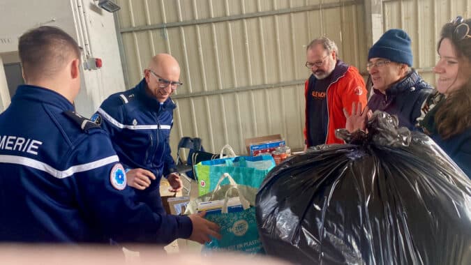 Les gendarmes déposent leur colis