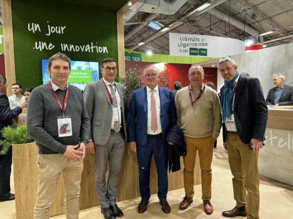 Le sénateur Pierre Medevielle (au centre) en visite au Salon de l'Agriculture de Paris.