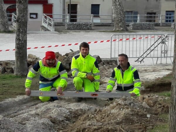 Des travaux de déplacement et d'aménagement du monument aux morts à Aurignac.