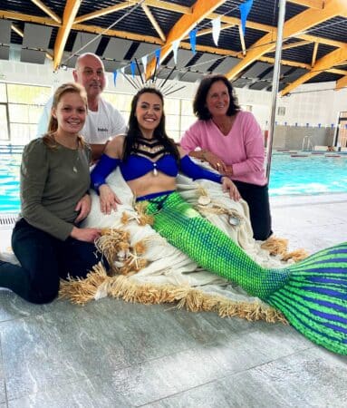 Fanny Egéa a fait sensation avec sa prestation de sirène à l'inauguration du bassin olympien de Balnéa à Loudevielle. (ici avec Adèle Antonioli et deux membres de l'équipe).