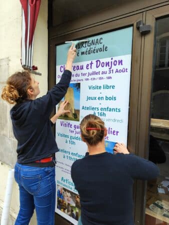 La programmation culturelle a trouvé un large panneau publicitaire astucieux à Aurignac.