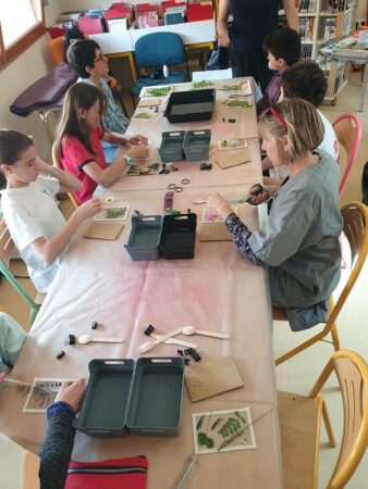 Un atelier très apprécié, la création d'images cyanotype avec Carine Rosello à la Médiathèque de L'Isle en Dodon.