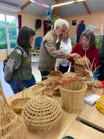 Une journée ludique, interactive et chaleureuse pour la fête de la Nature à Lilhac (ici atelier de vannerie sauvage).