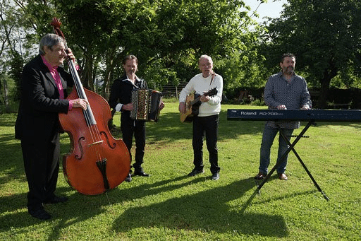 Des reprises et des compositions dans le « Patois » de chaque région traversée. Faire revivre de vieilles chansons fredonnées par les anciens, raconter "La troueita de Ferdinand" écrite par Marcel SERE ou tout simplement chanter le temps qui passe. Vos guides d’un jour pour cette traversée :