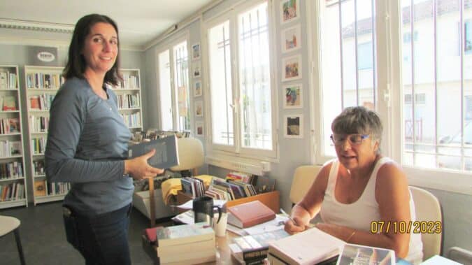 Marie et Nadine, à l'accueil de la bibliothèque communale de Saint-Blancard.