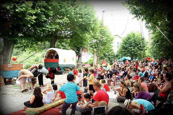 La Compagnie Dévissez vers ça organise son 9ème festival Les Dévisseurs de mots à Hachan. (photo illustration)
