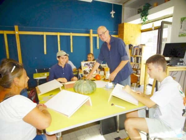Les ateliers de dessin au fusain de l'artiste Bert Wils, à la Cafetière d'Aurignac.