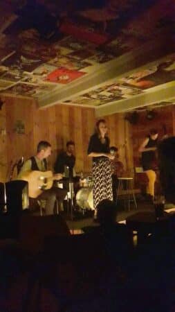 NO MAD, un groupe formidable, qui chante et joue à la lumière des bougies, un projet musical hors norme. A la Pistouflerie, une soirée emballante !