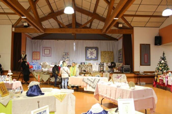 Une superbe exposition de créations en tissu et dentelles, avec l'association De Fil en Aiguille à Ciadoux.