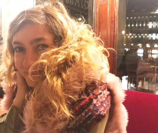 Isis Nespoulous vient d'écrire son premier roman, Les ailes de la panthère, un succès déjà à quelques semaines de sa sortie.