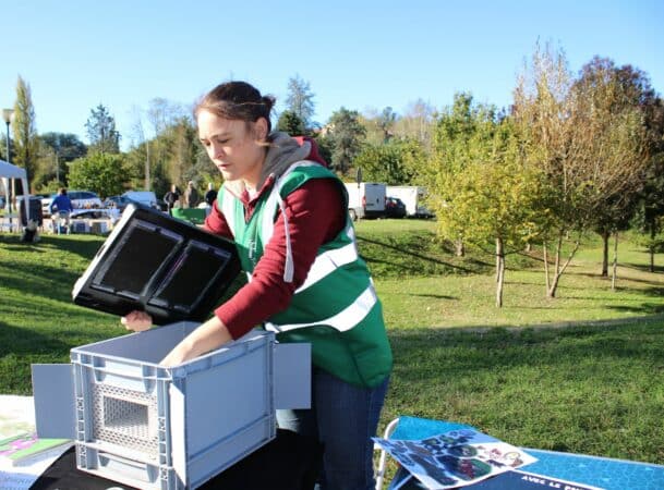 Stéphanie Longa, du Pôle Biodiversité du PRN, chapeaute l'étude sur les Espèces exotiques envahissantes, notamment le frelon asiatique. Un stagiaire est recruté pour 2024 pour continuer la mission avec elle. (présentation d'un modèle sélectif de piège à frelon).