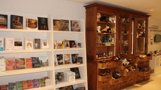 Un choix de livres intéressants au Musée de l'Aurignacien pour tous les amoureux de lecture et de culture.