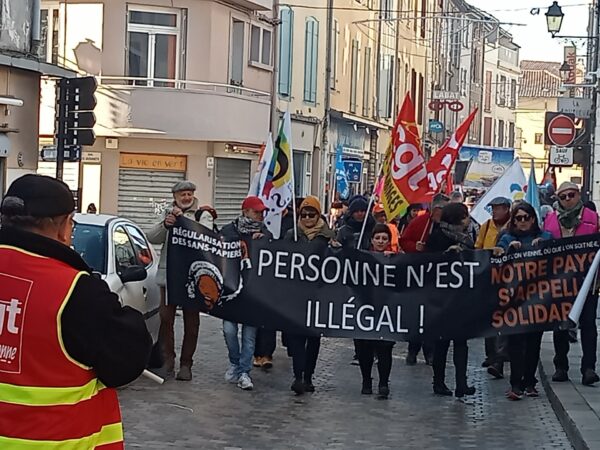 Syndicats, association, collectifs et acteurs du secteur social étaient présents. Ils constituaient le corps de la manifestation.