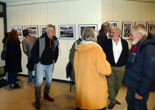 Chemise blanche, Philippe Boujassy accueille ses invités