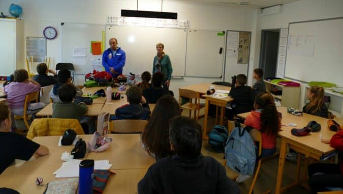 Des écoliers attentifs