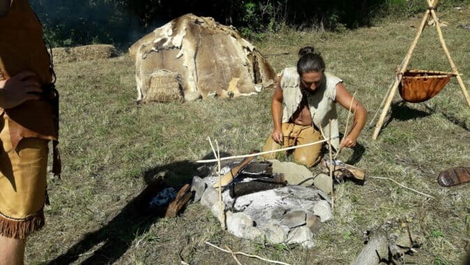 Les rendez-vous thématiques du musée de l'Aurignacien pour la nouvelle saison (campement préhistorique).
