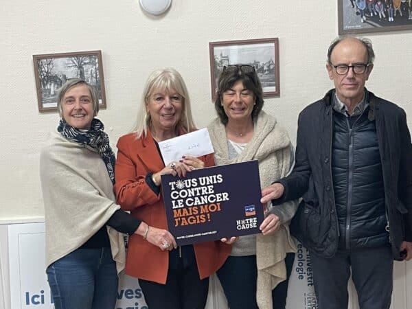 La présidente du Comité 32 de la Ligue contre le cancer Mme Benoit, a reçu un chèque de 427€ de la part de la commune de Saint-Blancard. (de g à dr C. Huppert maire, N. Benoit, S. Bajon, M. Castex).