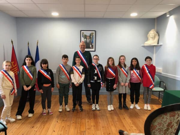 Le nouveau conseil municipal des jeunes avec Mr le Maire