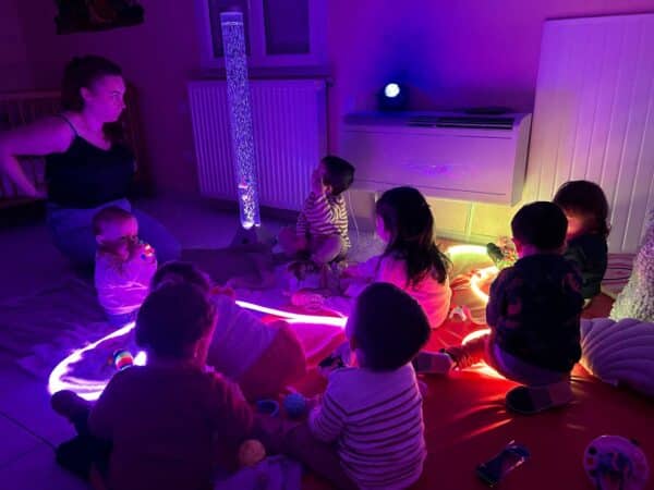 Une séance de Snoezelen très appréciée à la MAM de Boulogne avec Emotion'Elles.