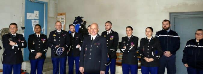 Le major Thierry Delpy au milieu de son personnel pour sa dernière inspection annoncée