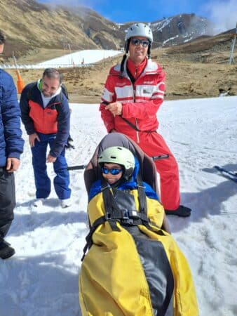 Une sortie au ski pour les enfants organisée par RPEB à Peyragude, avec Maxence, jeune handicapé. Un vrai moment de bonheur partagé.