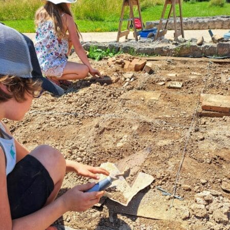Des vacances pour s'amuser tout en apprenant, avec l'atelier de fouilles au Musée archéologique de Montmaurin.