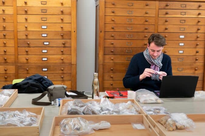 Les galets aménagés préhistoriques étudiés au Musée forum.