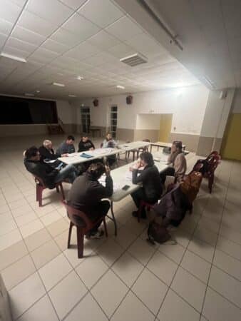 La municipalité et les représentants associatifs en réunion pour Terre de Jeux 2024.