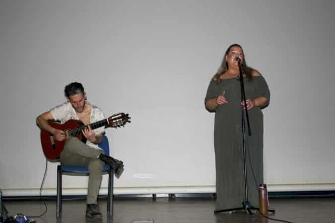 Superbe alliance d'un génie du fingerstyle et d'une surdouée vocale, Daryl Kellie et Rosie Alexandra en concert à Boulogne.