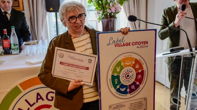 Eliane Soucasse Piquemal, maire adjointe, reçoit le label