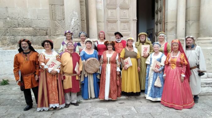 Spécialisé depuis plusieurs années dans cette musique délicate et subtile, le chœur qui revient d’une courte tournée dans le Lubéron où il a donné deux concerts très réussis, chante cette période en costumes d’époque.