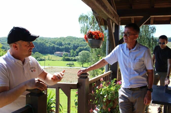Joël Aviragnet en visite chez Mathieu Solle, agriculteur éleveur à Nizan sur Gesse.