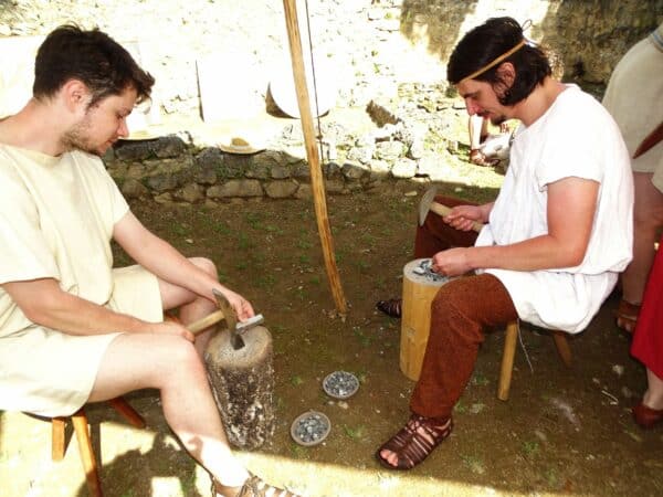 Fouilles archéologiques et atelier mosaïque au Musée de Montmaurin pendant les vacances (photo illustration préparation des tesselles lors des Journées Gallo romaines archives).