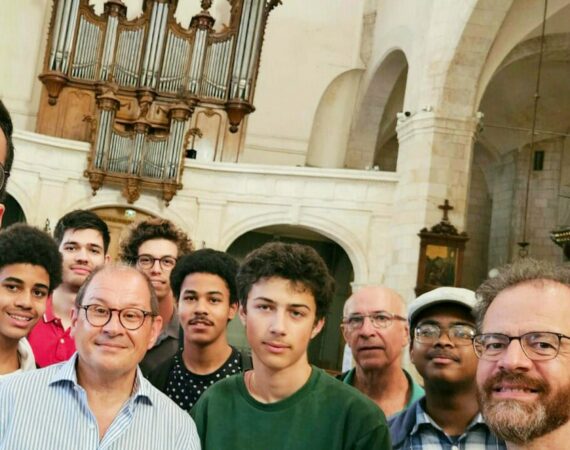 La classe des jeunes élèves organistes du professeur Fabry en concert à l'Isle en Dodon.