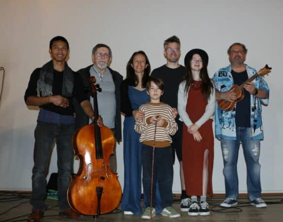 La famille Charles (Liên, Nicolas, Lylan, Thao) et les musiciens qui ont illustré en direct leur film muet en noir et blanc A la lueur de Chaplin, (Antoine, Serge et Nicolas).