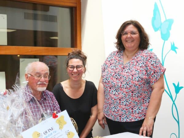 Au loto de l'Ehpad Elvire Gay, Maurice au micro pour les numéros, avec les animatrices Christine et Jo.