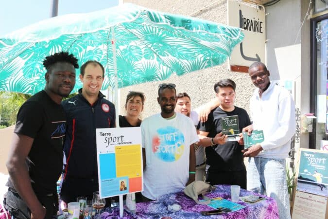 Magalie, famille d'accueil à Sportis, entre Lounès animateur Jeunesse d'Aurignac (à g) et Abdi Karim de Sportis (à dr) et leurs amis lors de la rencontre Maloso.