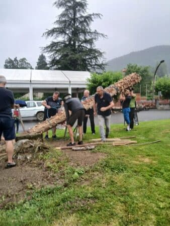 A Arbas, cette année, il a été transporté par un groupe de bénévoles sur la place de la mairie