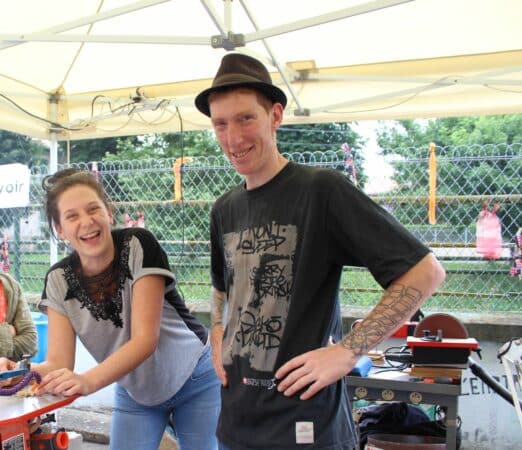 Raphaël Mannoni, tourneur sur bois, ici avec Manon son épouse, a créé son atelier à Anan, le Boisivore.