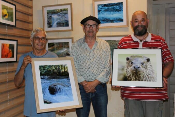 Lors du Festival Photos Nature du Bien Commun à Monléon, Jean Blanchard a reçu le prix Tous Publics, et Arnaud Gosselin celui du Public Jeunes. Au centre Philippe Roumiguier, président du Bien Commun.