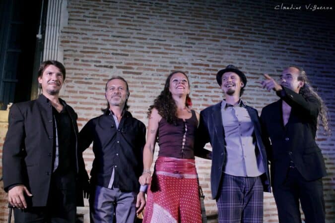Des chants traditionnels d’Espagne et d’Amérique latine évoquent des sonorités ibériques dans la tonalité des légendes, les histoires, les joies, les peines, les raisons qui font chanter les hommes et les femmes