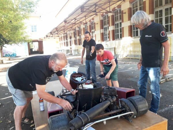 Tous les mercredis, les jeunes et le bénévoles de la MJC participeront à la création de leur caisse à savon.