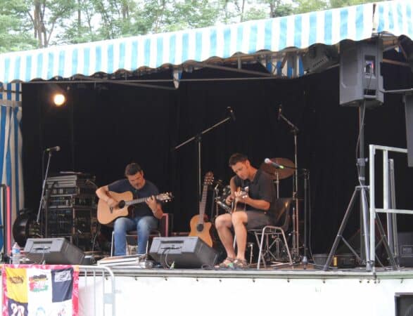 Le duo formidable de pickers talentueux, Oakleaf, au Festival Live Music de Larroque.